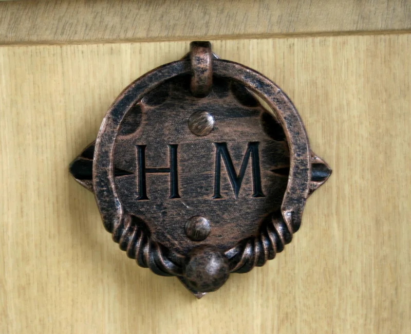 Türklopfer mit Monogramm