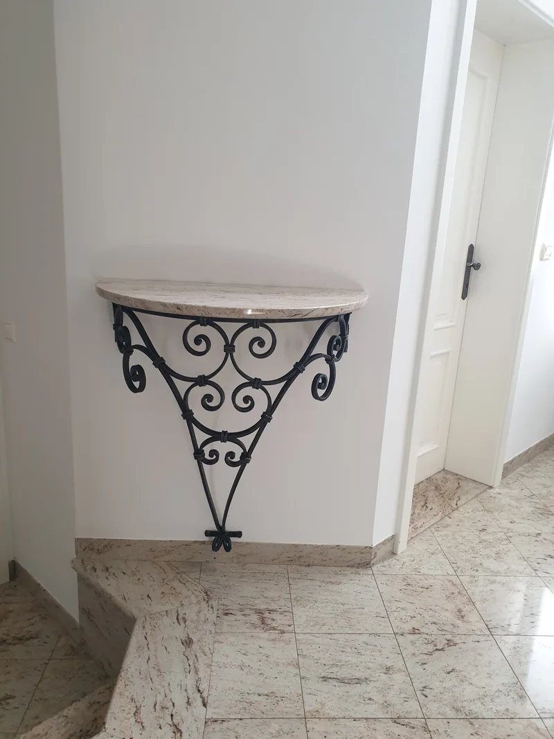 Geschmiedeter Wandkonsolentisch