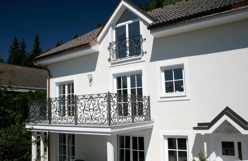 Balkongeländer für eine weiße Villa