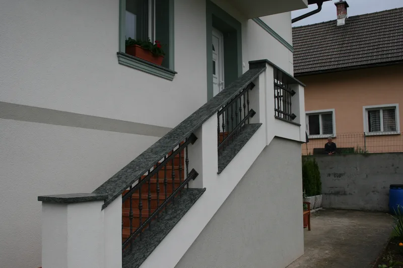 Wall-Top Railing