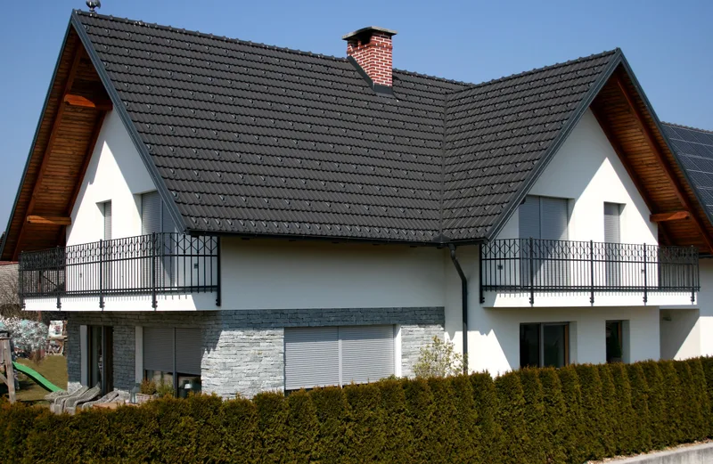 Balkongeländer unterm Giebel