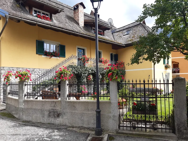 Straßenzaun mit Lanzen