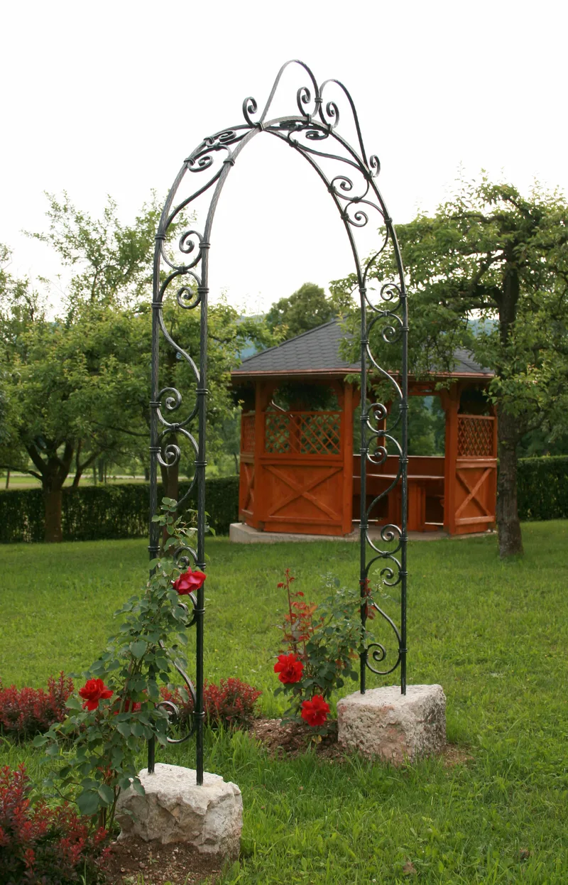 Forged rose trellis, Gmajna