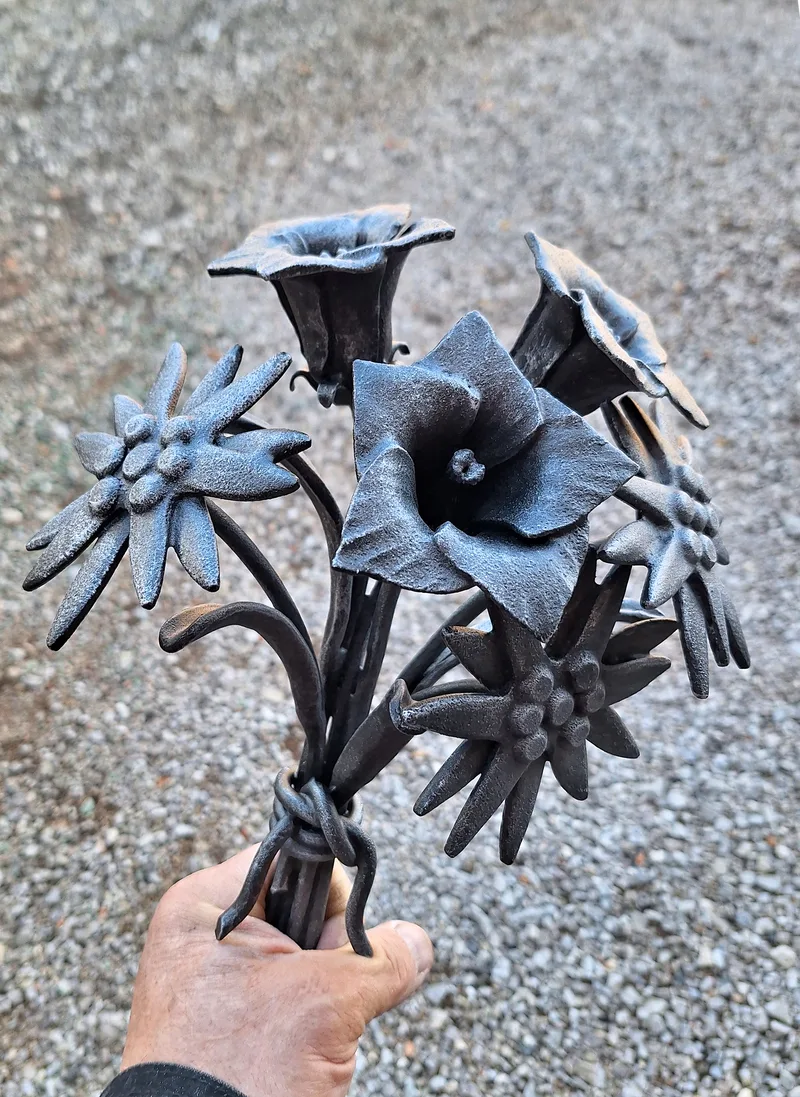 Geschmiedeter Strauß Alpenblumen