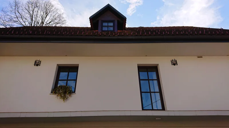 Geschmiedete Fassadenleuchte „Käfig“