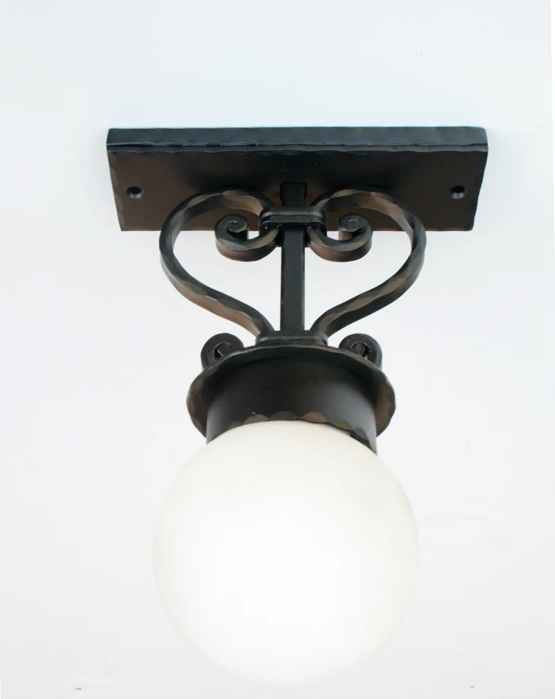 Geschmiedete Deckenleuchte „Globus“