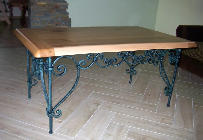 Geschmiedeter Esstisch „Blaue Patina“