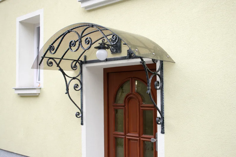 Geschmiedetes Vordach mit Leuchte