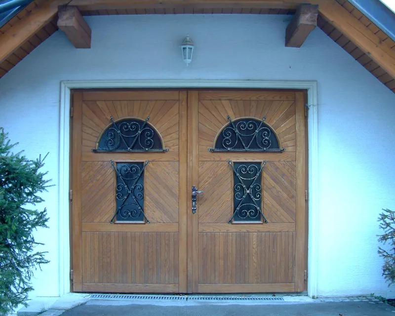 Schmiedeeisernes Fenstergitter – Kočna