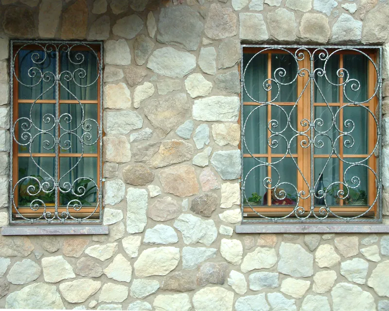 Schmiedeeisernes Fenstergitter – Kočna