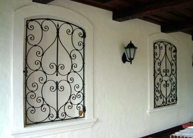 Schmiedeeisernes Fenstergitter – Lectar