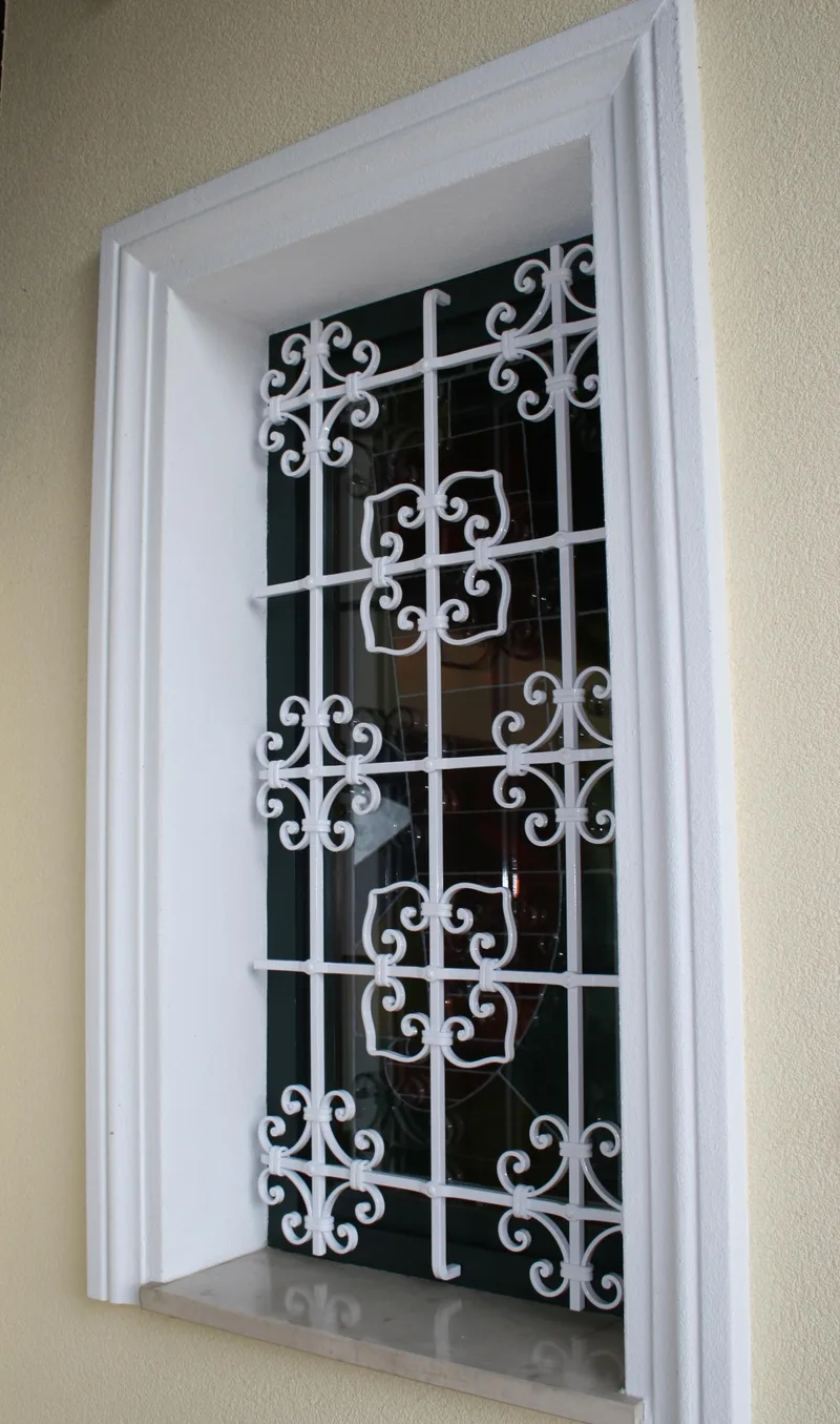 Weißes Fenstergitter