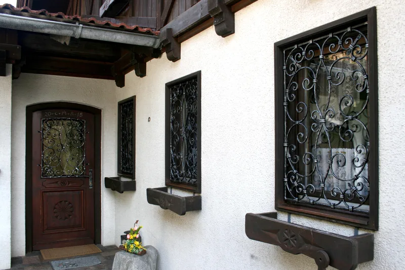Fenstergitter mit Blumenkästen