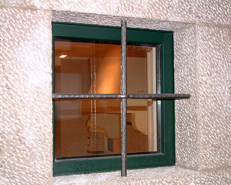 Geschmiedetes Kreuzgitter im Stein