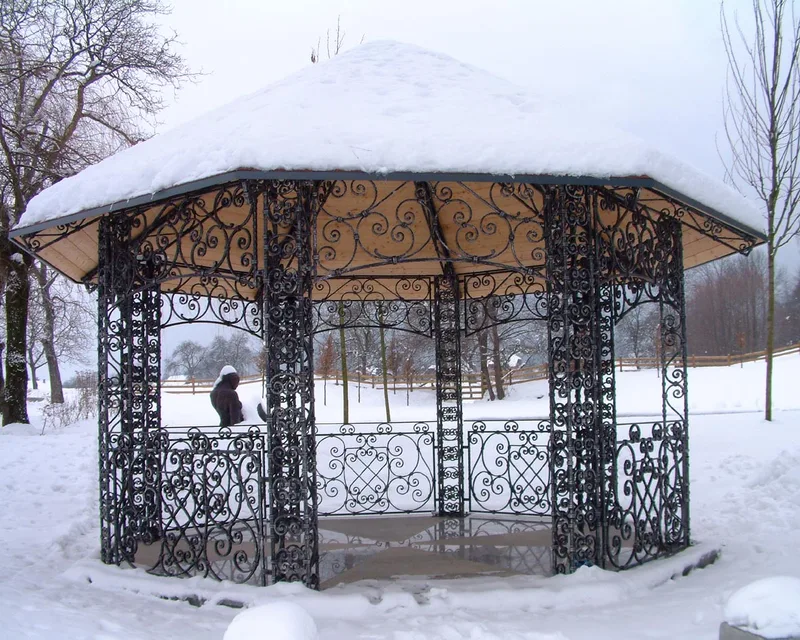 Schmiedeeiserner Pavillon – Dvorska vas