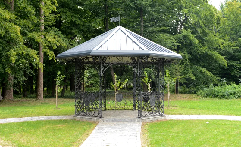 Geschmiedeter Parkpavillon, Tišina