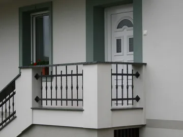 Ein interessantes Projekt: Das geschmiedete Treppengeländer ist zwischen Betonpfeiler eingelassen