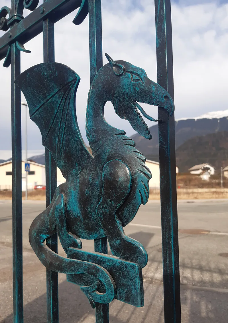 Geschmiedeter Drache am Zaun