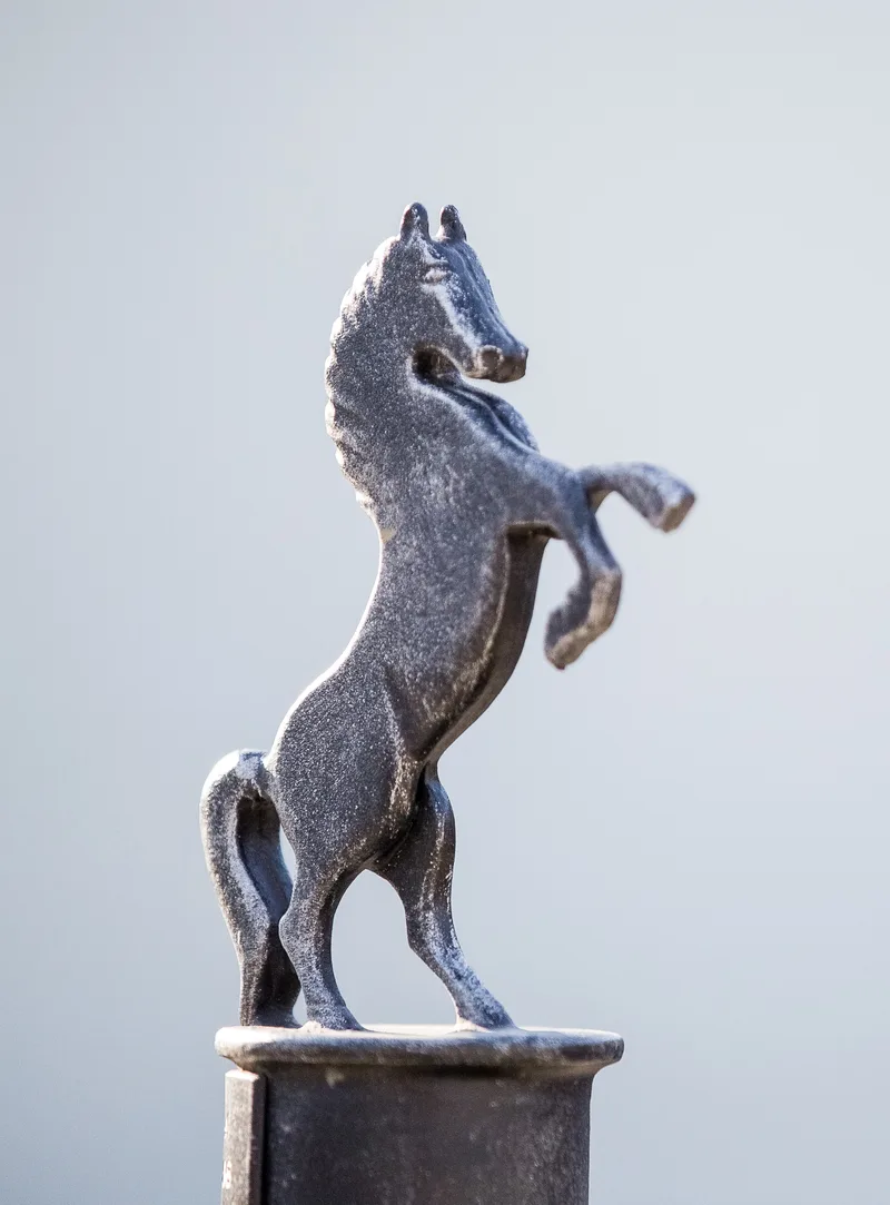 Geschmiedetes steigendes Pferd