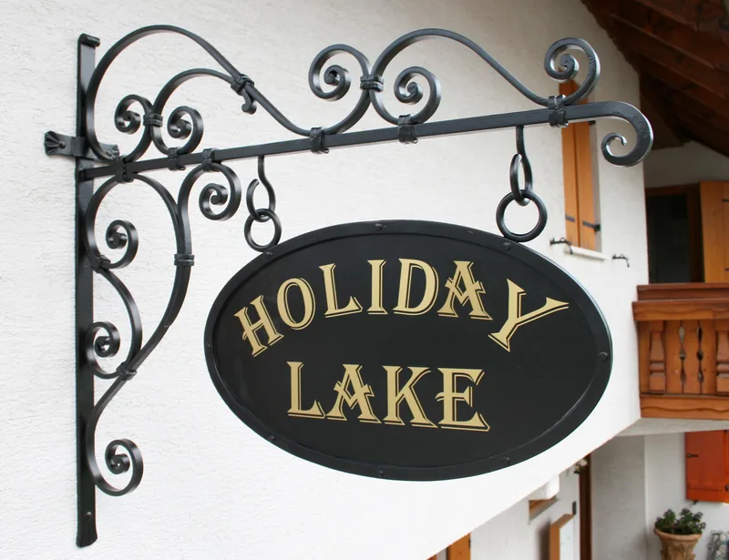 Geschmiedetes Schild „Holiday Lake“