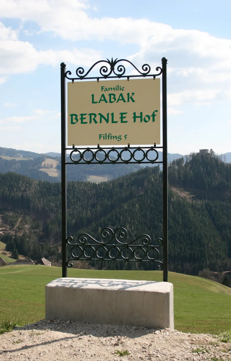 Geschmiedetes Hofschild „Bernle Hof“