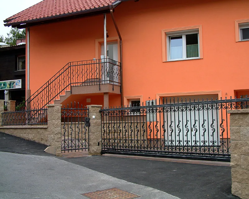 Schmiedeeisernes Gartentor mit Zaun – Trbovlje