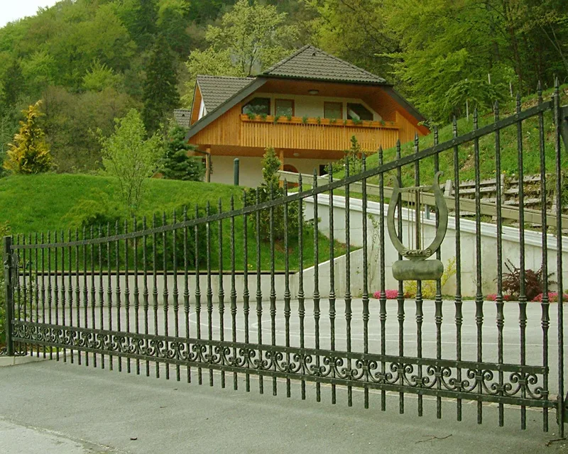Wrought iron single-leaf gate and pedestrian gate, Moste