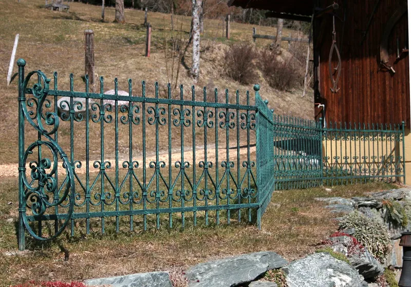 Wrought iron fence, Filfing