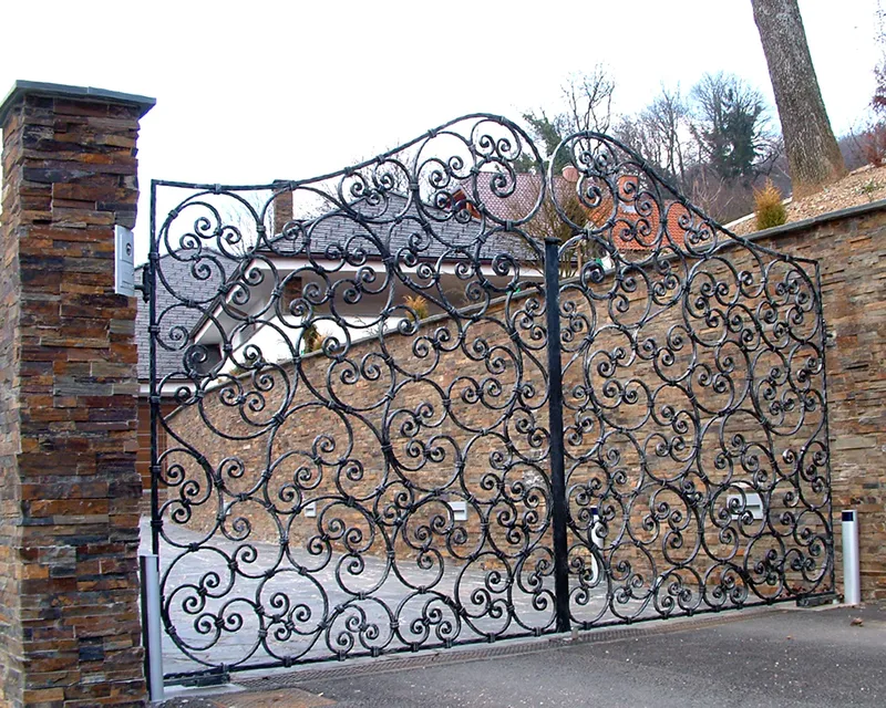 Wrought iron double-leaf gate and pedestrian gate, Dobeno