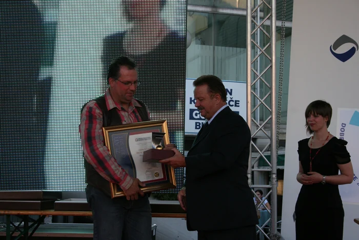 Die Urkunde Zlati ceh 2011 und die Statuette.