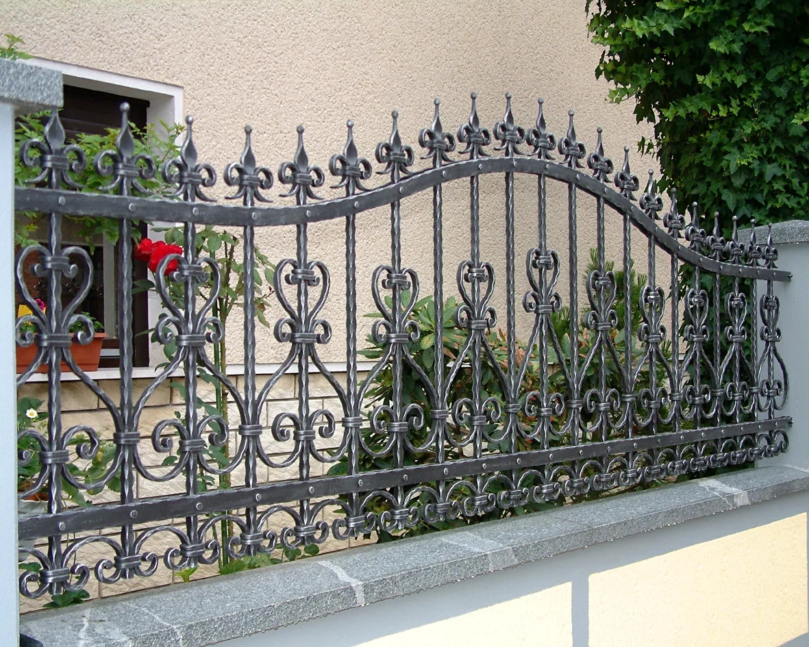 Ein klassischer geschmiedeter Zaun mit Spitzen und Herzen.