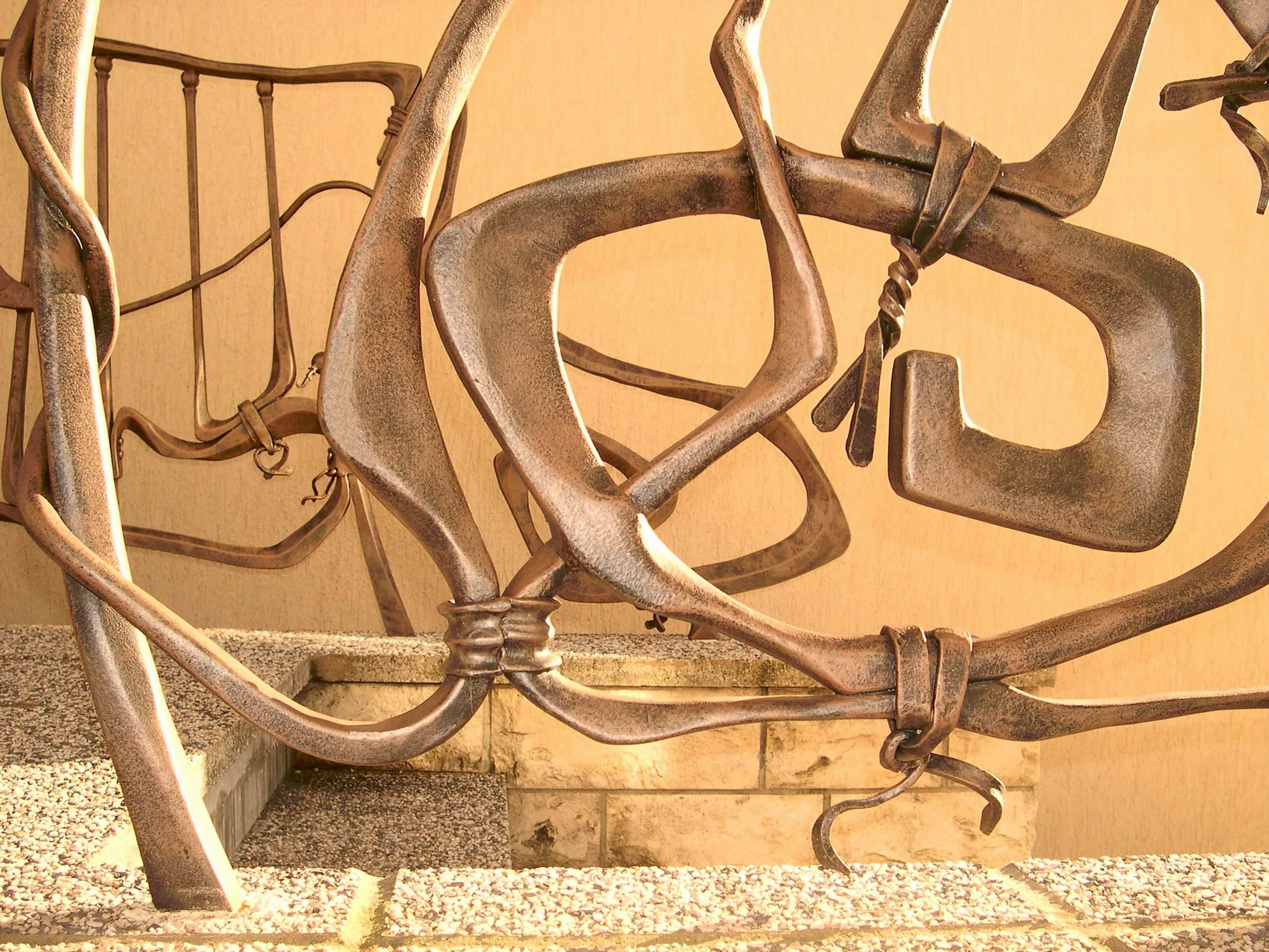 Detail eines frei geformten Terrassengeländers.